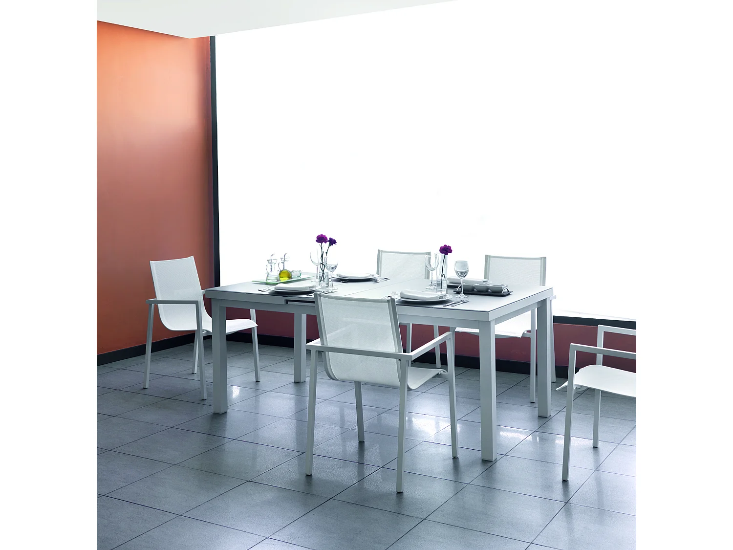 Table extensible en aluminium blanche avec verre trempé 140/180X90 cm