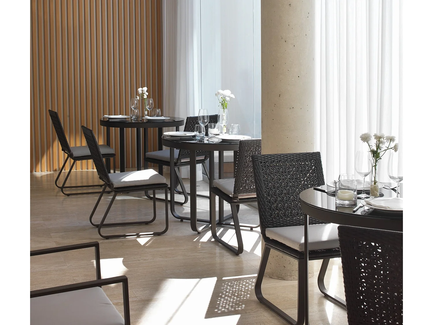 4er Set dunkelbraun Aluminium- und Kunstfaserstühlen mit grauPolstern