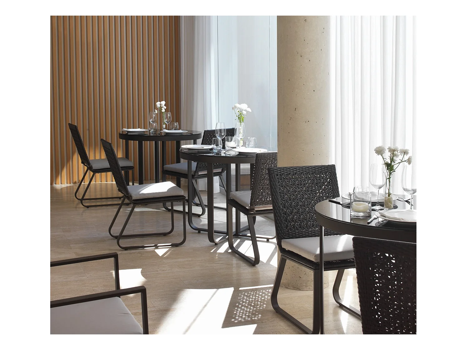 Lot de 4 chaises en aluminium et fibre marron avec coussin gris