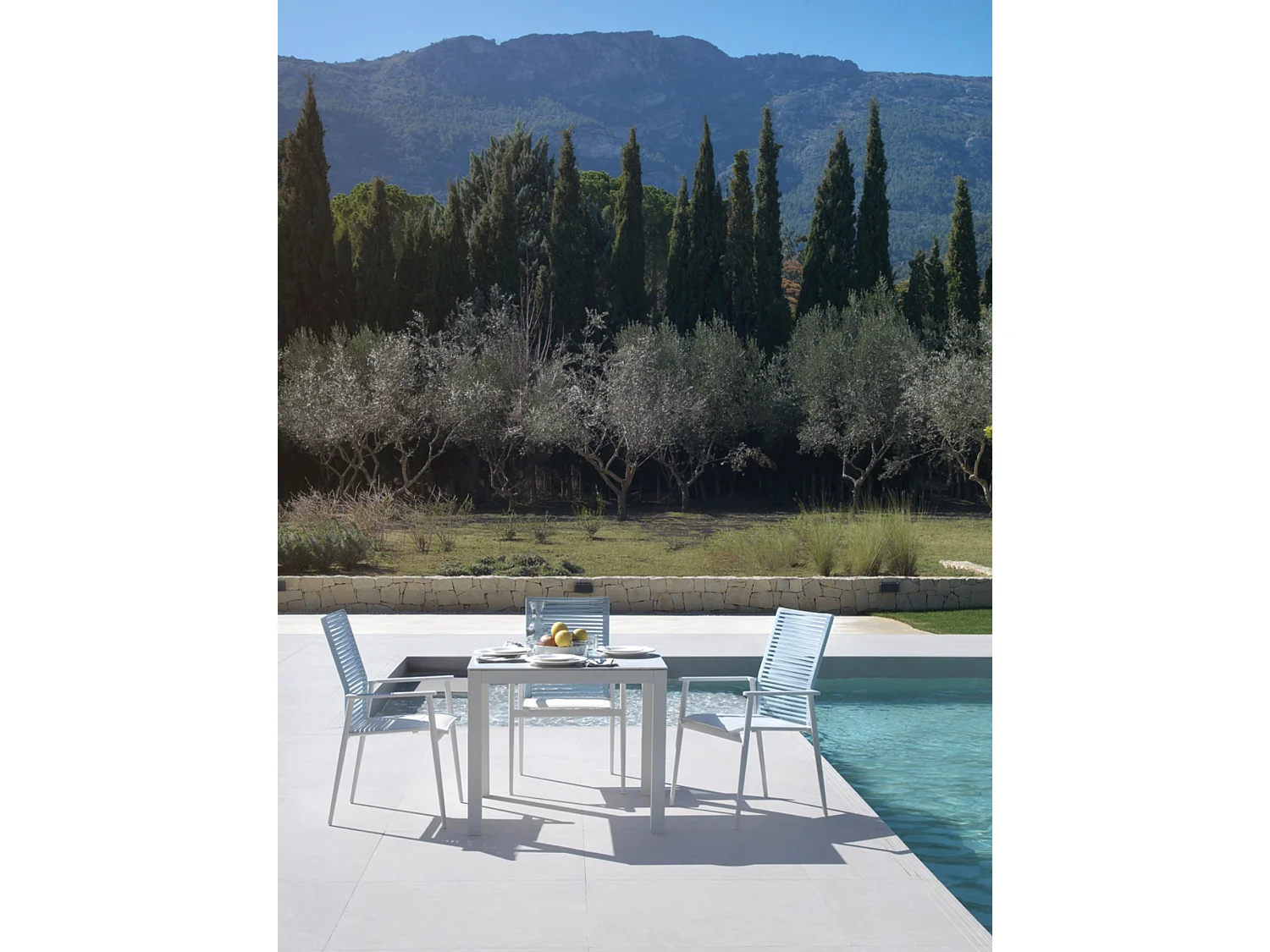 Lot de 4 fauteuils en aluminium blanc avec dossier en cordage tressé bleu