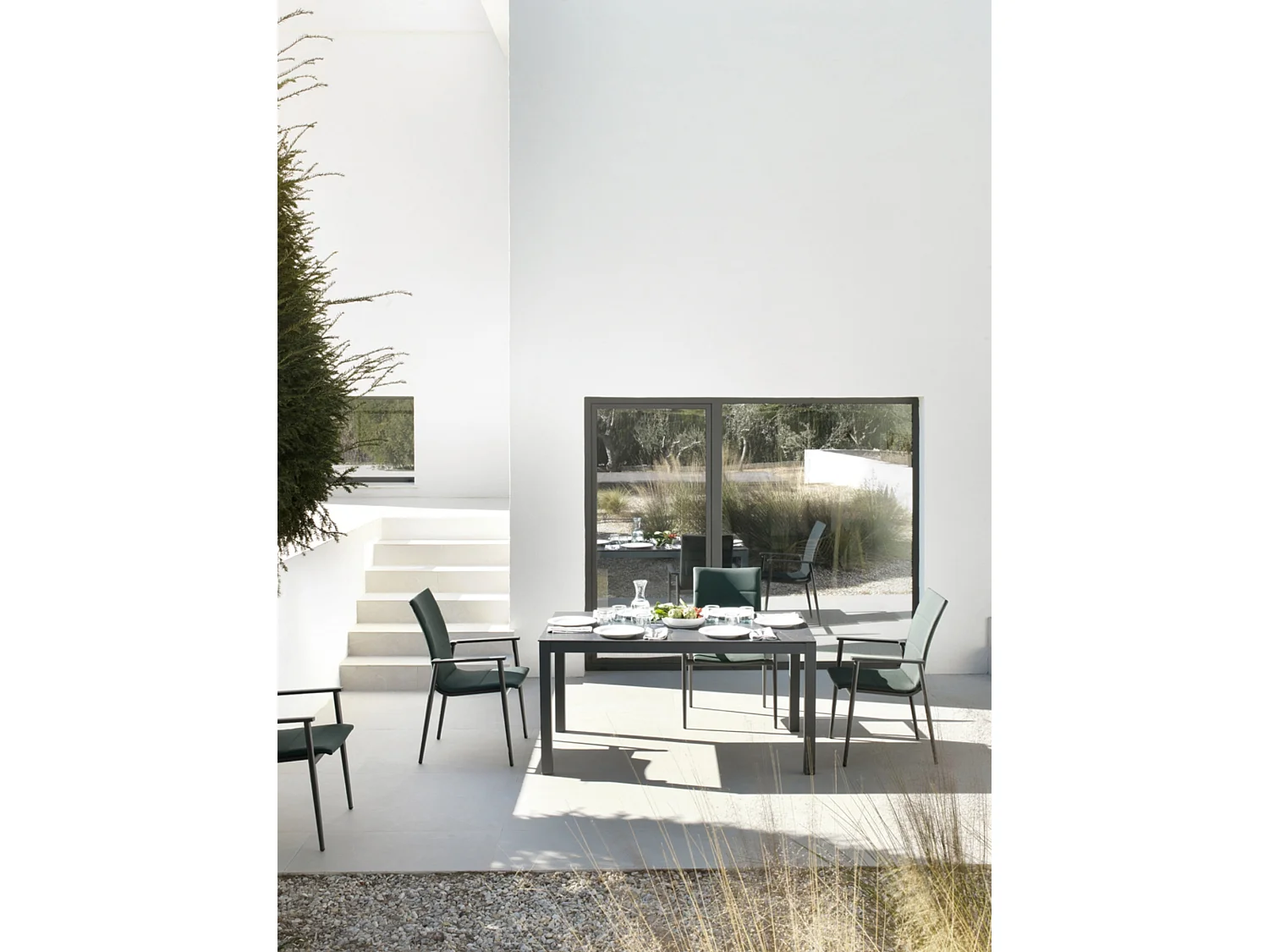 Lot de 4 fauteuils en aluminium gris foncé avec coussins vert noirâtre