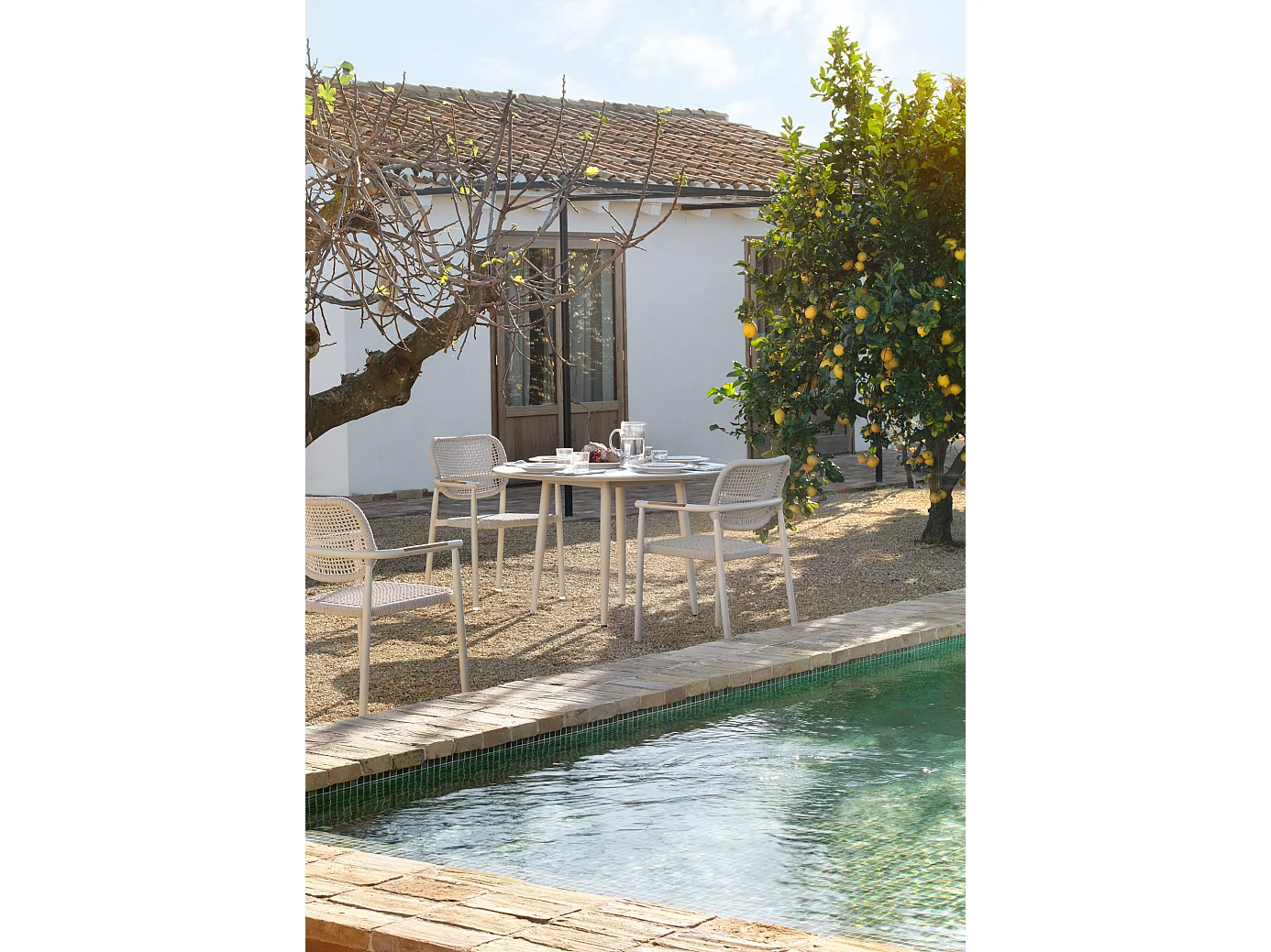 Lote de 4 sillones de aluminio color arena con cuerda trenzada