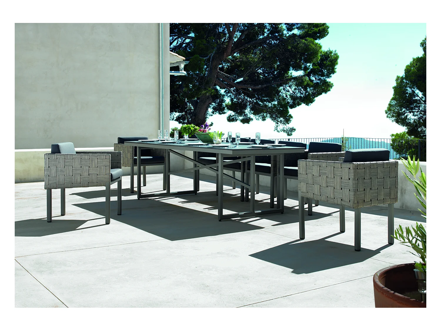 Lote de 4 sillones de aluminio y fibra Fifertex color topo, cojines negros