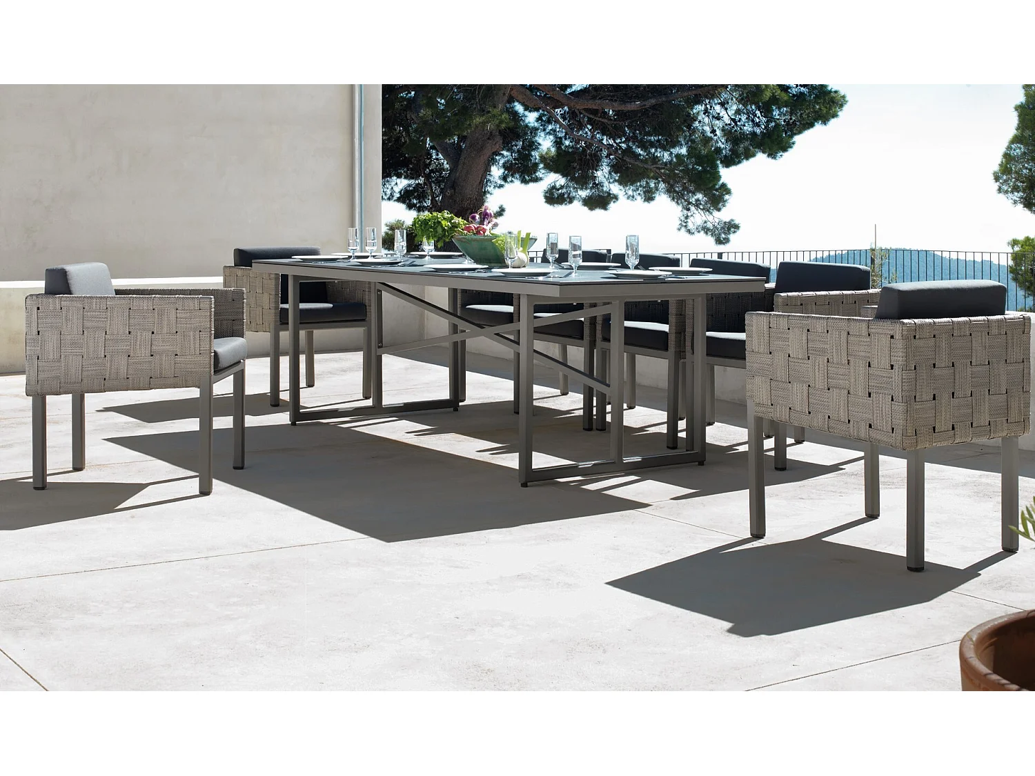 Lote de 4 sillones de aluminio y fibra Fifertex color topo, cojines negros