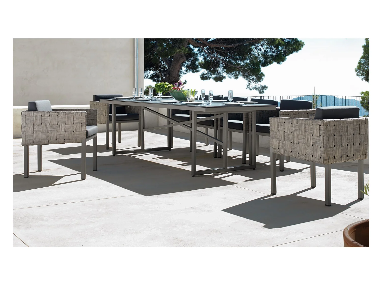 Lot de 4 fauteuils aluminium taupe et fibre Fifertex, coussins noirs
