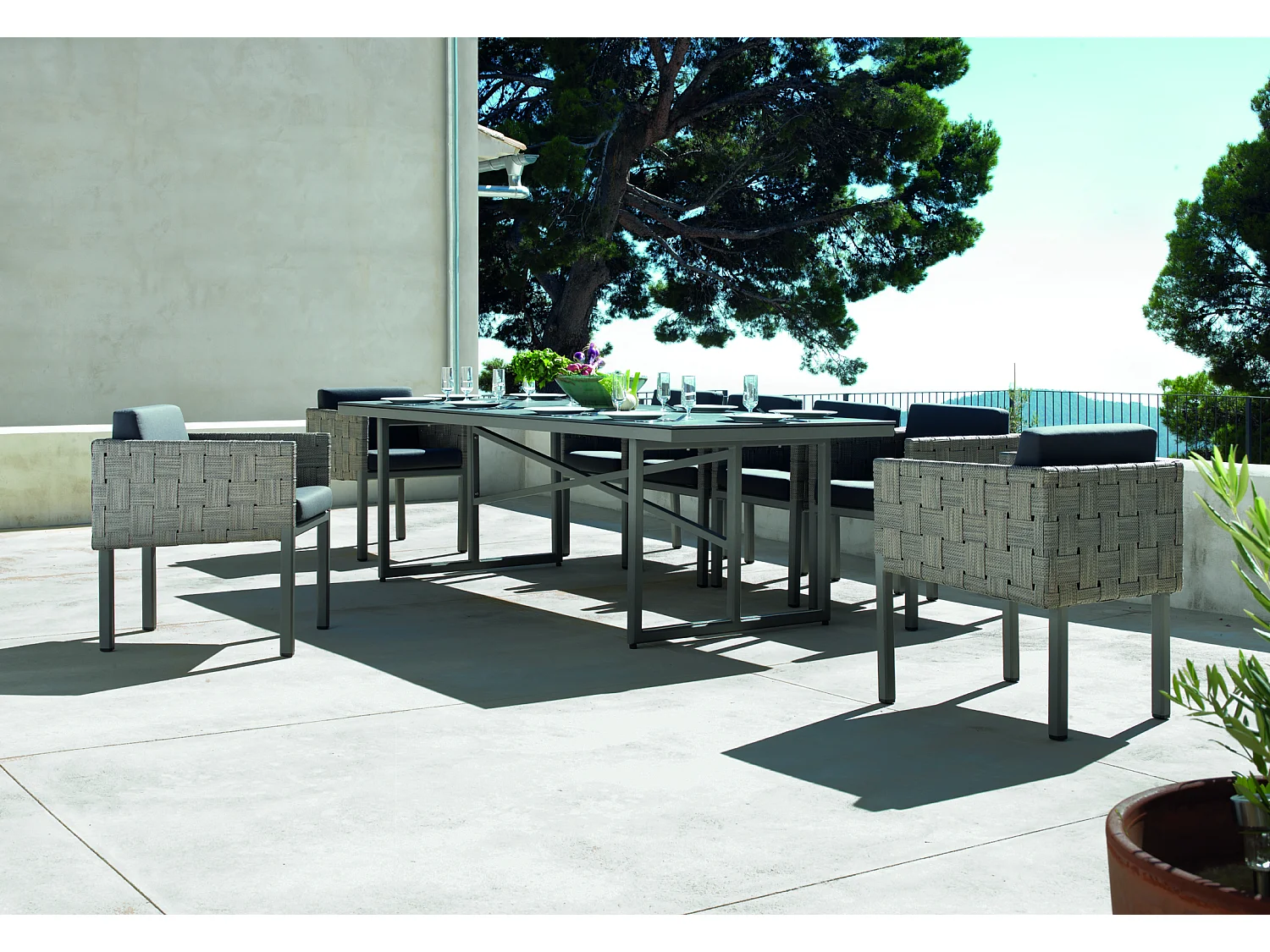 Lot de 4 fauteuils en aluminium et fibre Fifertex taupe, coussins noirs