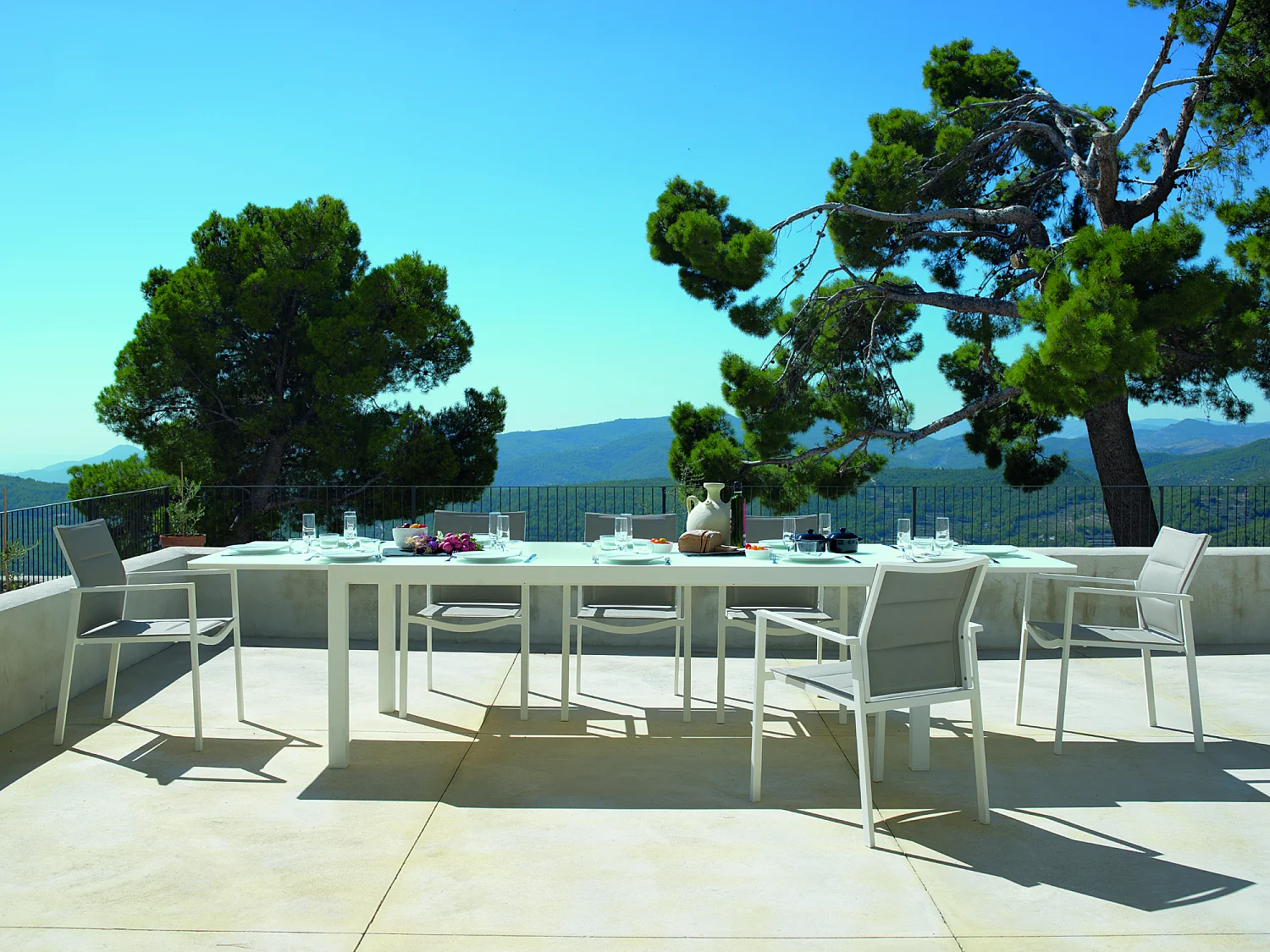 Ensemble de 4 fauteuils en aluminium blanc avec assise couleur taupe