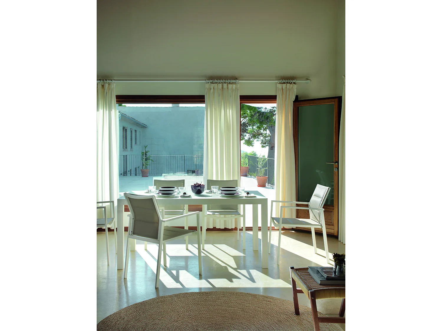 Ensemble de 4 fauteuils en aluminium blanc avec assise couleur taupe