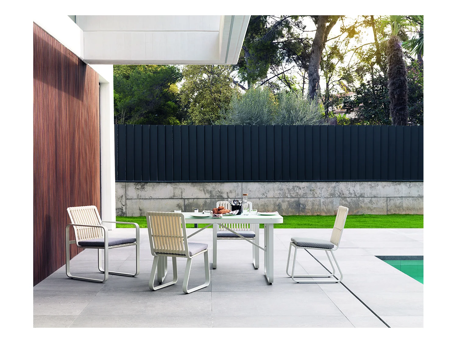 Lote de 4 sillones de aluminio blanco con cojines azules