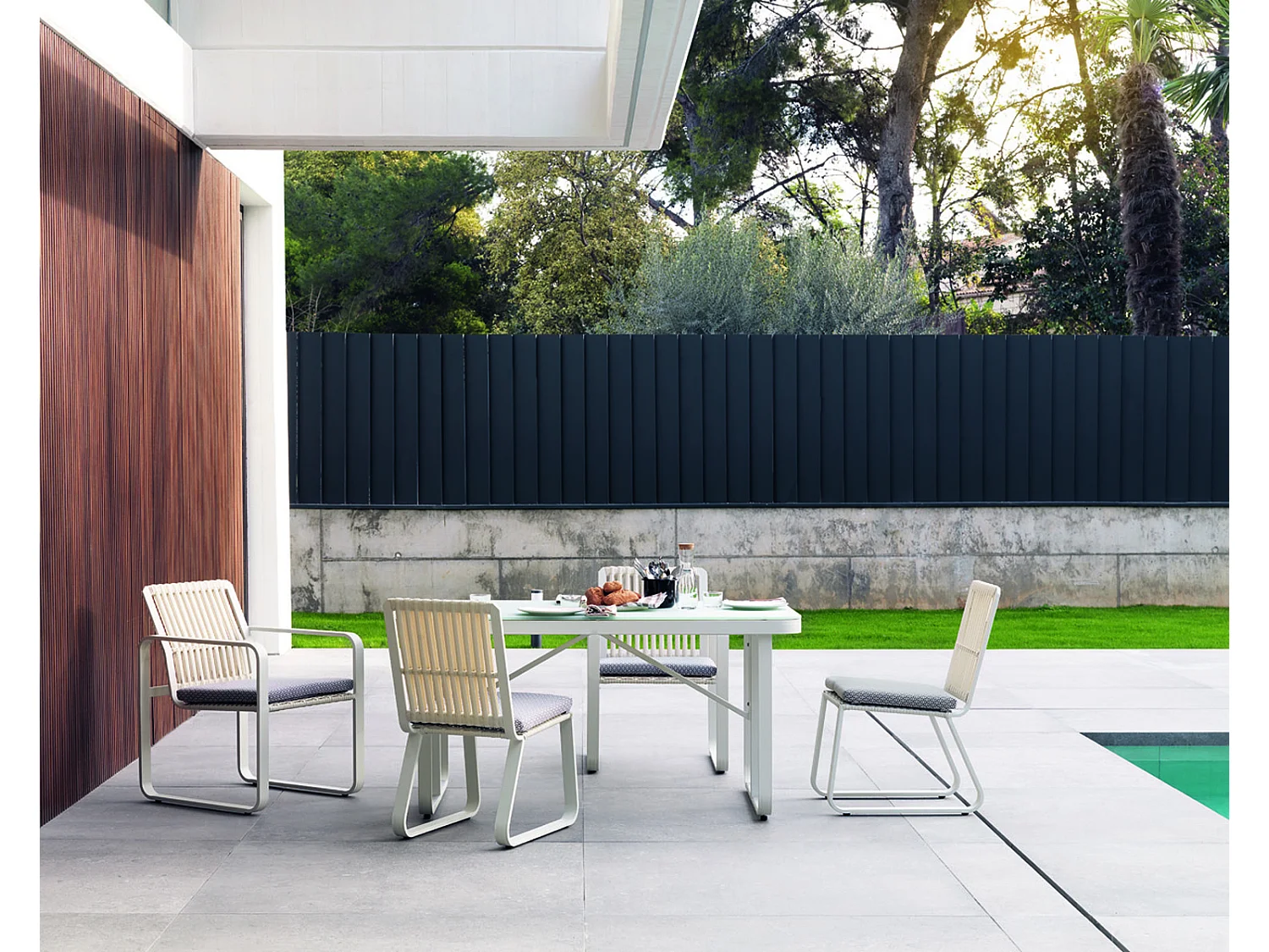 Lote de 4 sillones de aluminio blanco con cojines azules