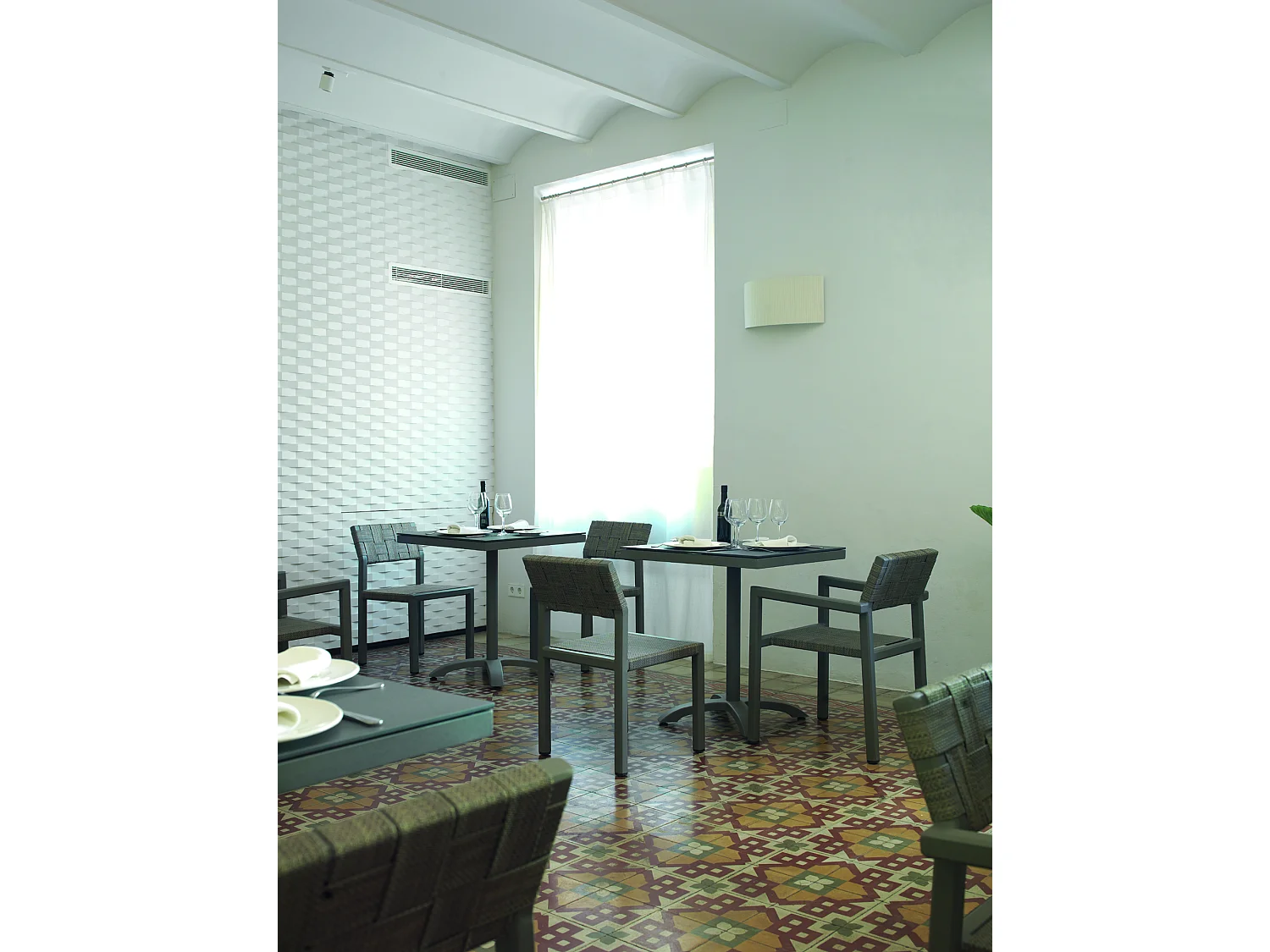 Set di 4 poltrone in alluminio taupe e fibra Fifertex taupe con cuscini neri