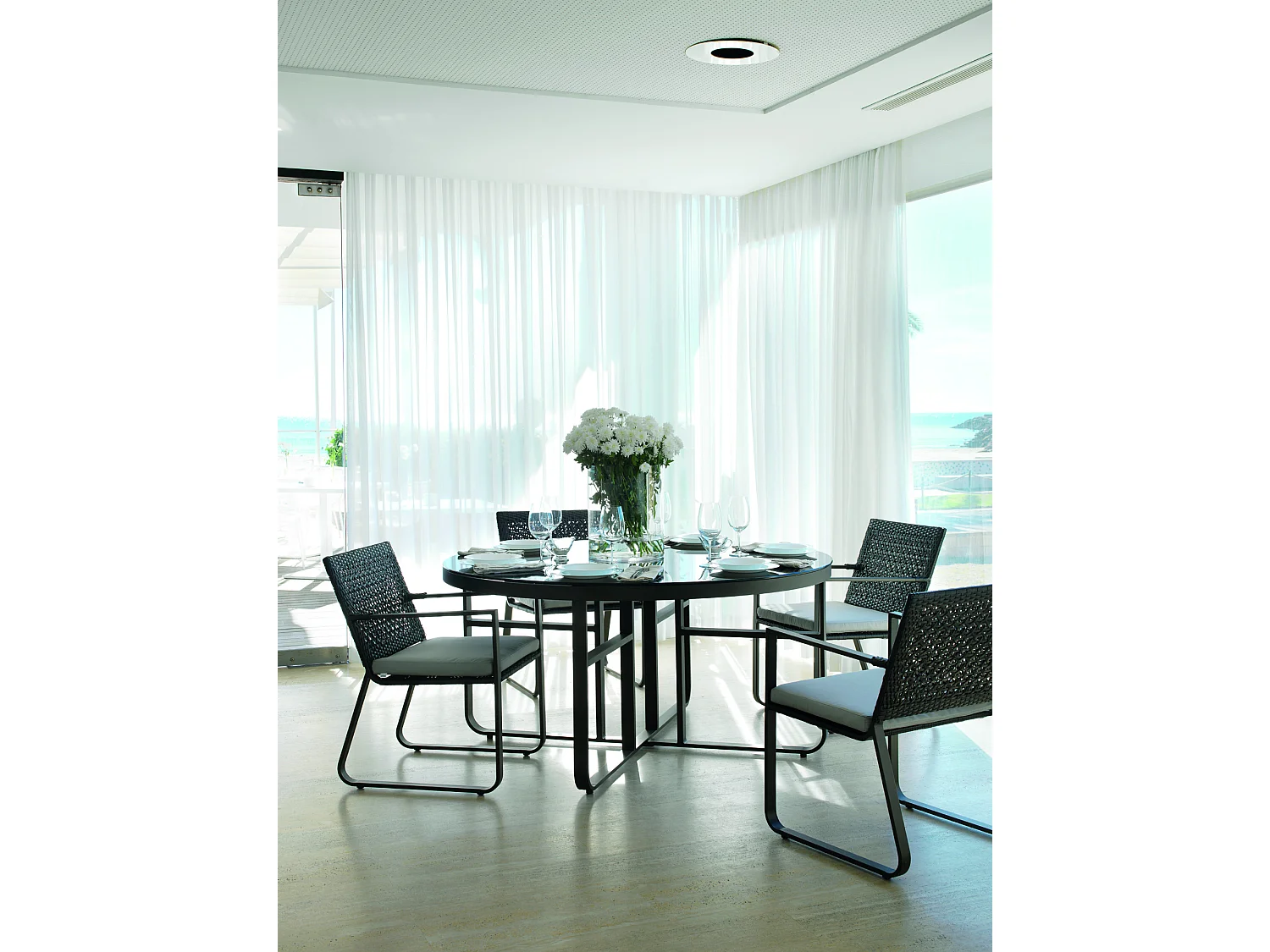 Lot de 4 fauteuils en aluminium et fibre marron avec coussins gris