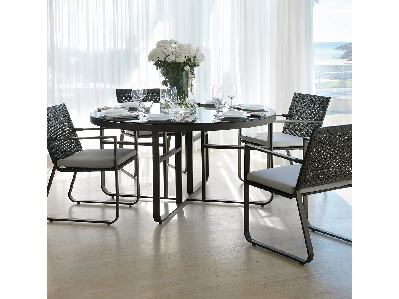 Lot de 4 fauteuils en aluminium et fibre marron avec coussins gris