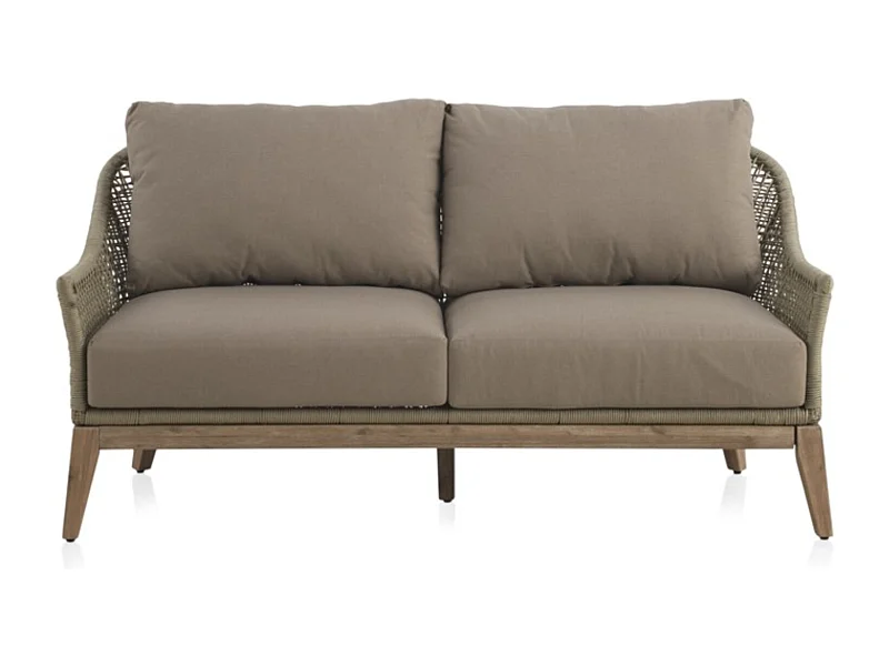 Sofá em acácia tecida com almofadas em taupe