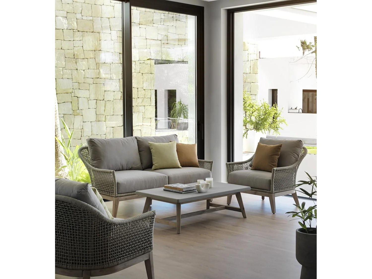 Sofá em acácia tecida com almofadas em taupe