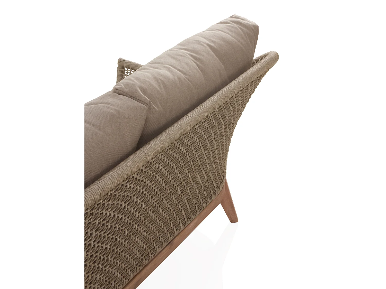 Sofá em acácia tecida com almofadas em taupe