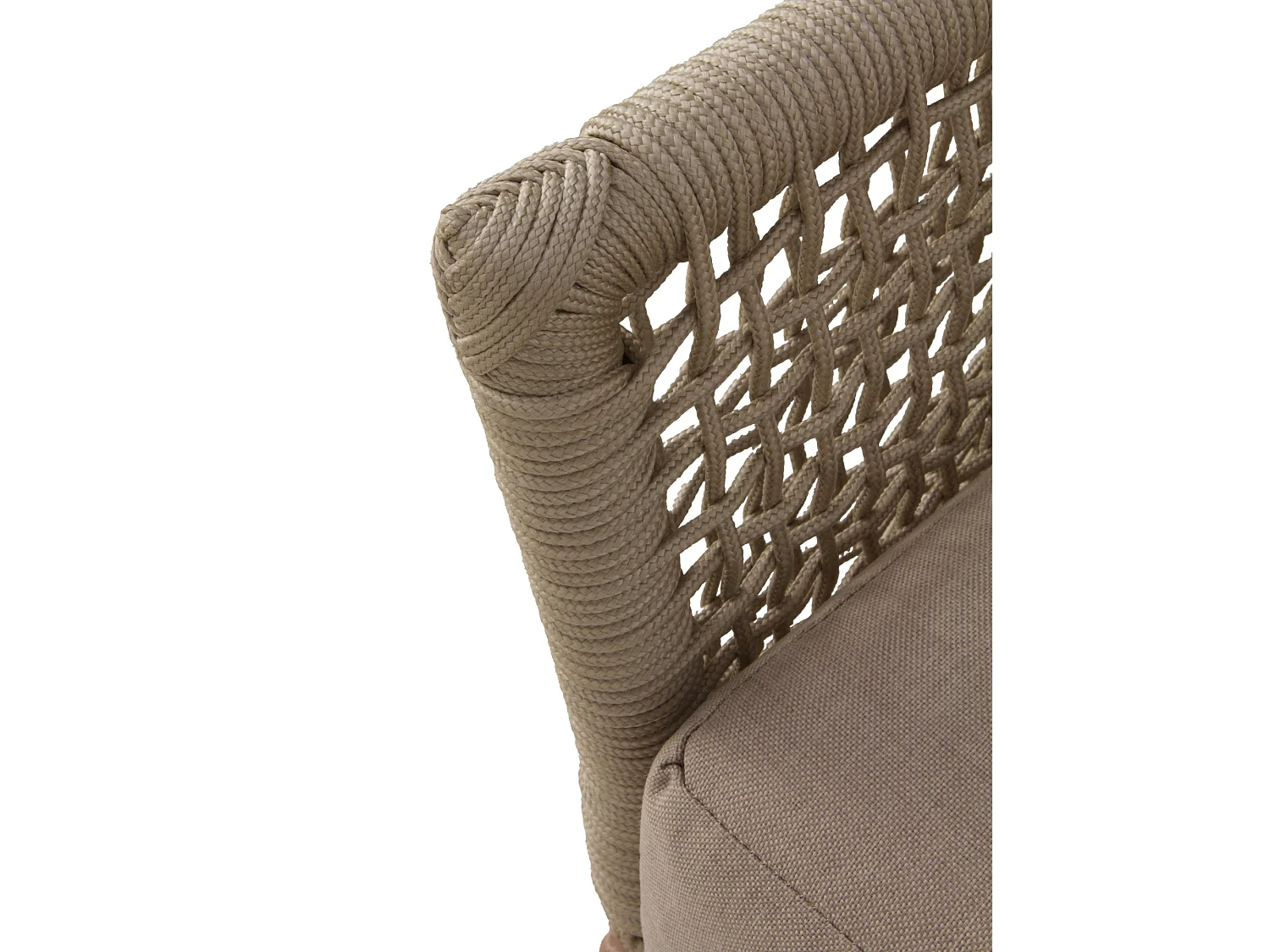 Sofá em acácia tecida com almofadas em taupe