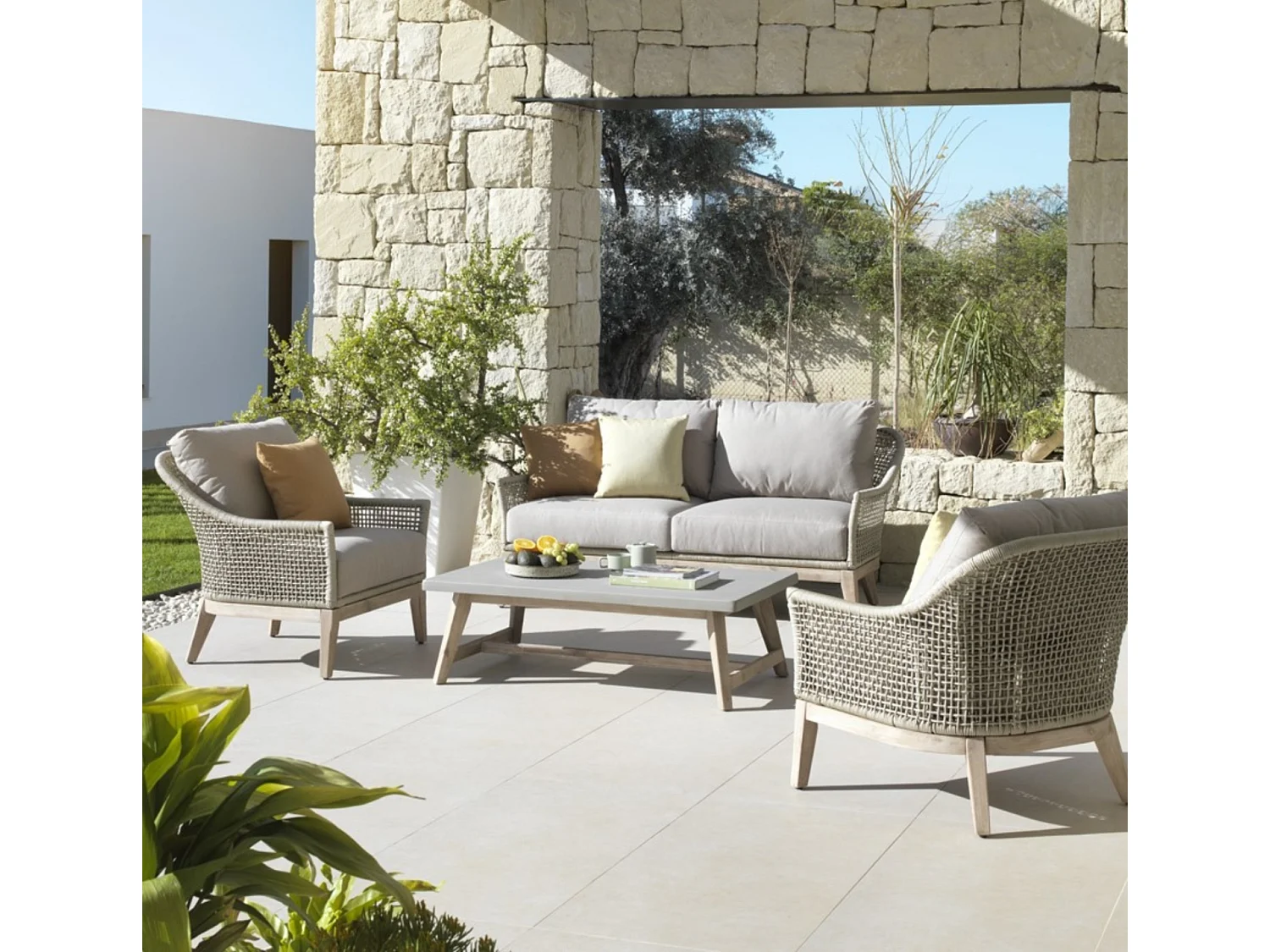 Sofá tejido de acacia con cojines color topo