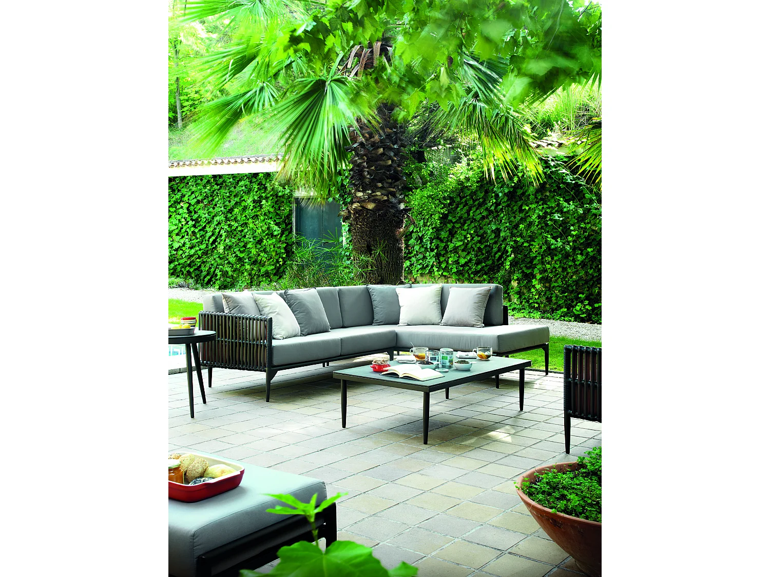 2-Sitzer-Sofa aus Aluminium und brauner Kunstfaser