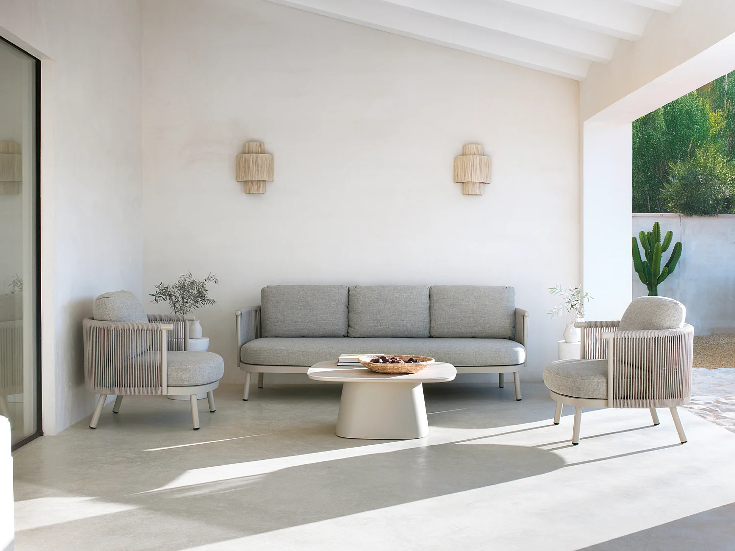 Sofá de aluminio tejido con cuerda color arena