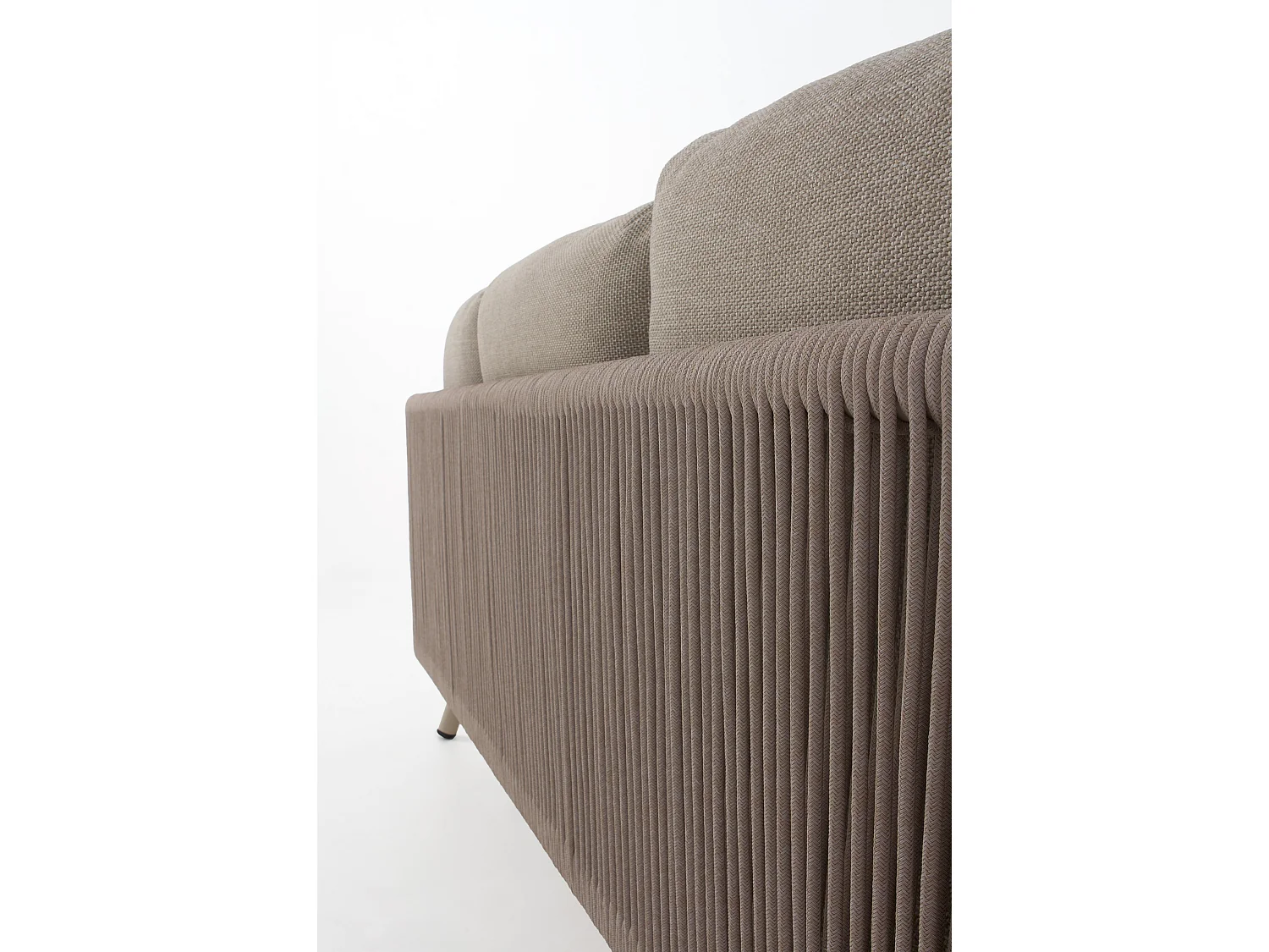 Sofá de aluminio tejido con cuerda color arena