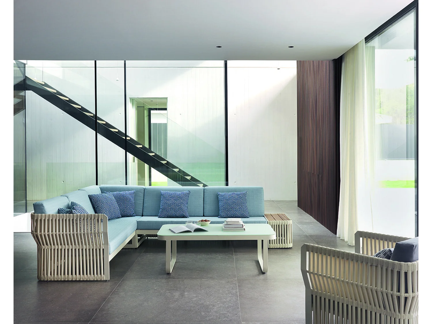 Sofa mit Beistelltisch aus Teakholz, Aluminium und weißer Faser