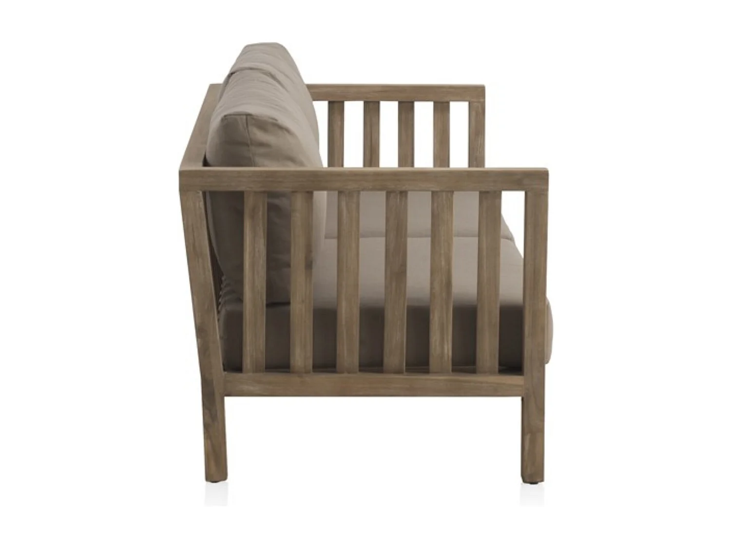 Sofá em acácia com almofadas em taupe