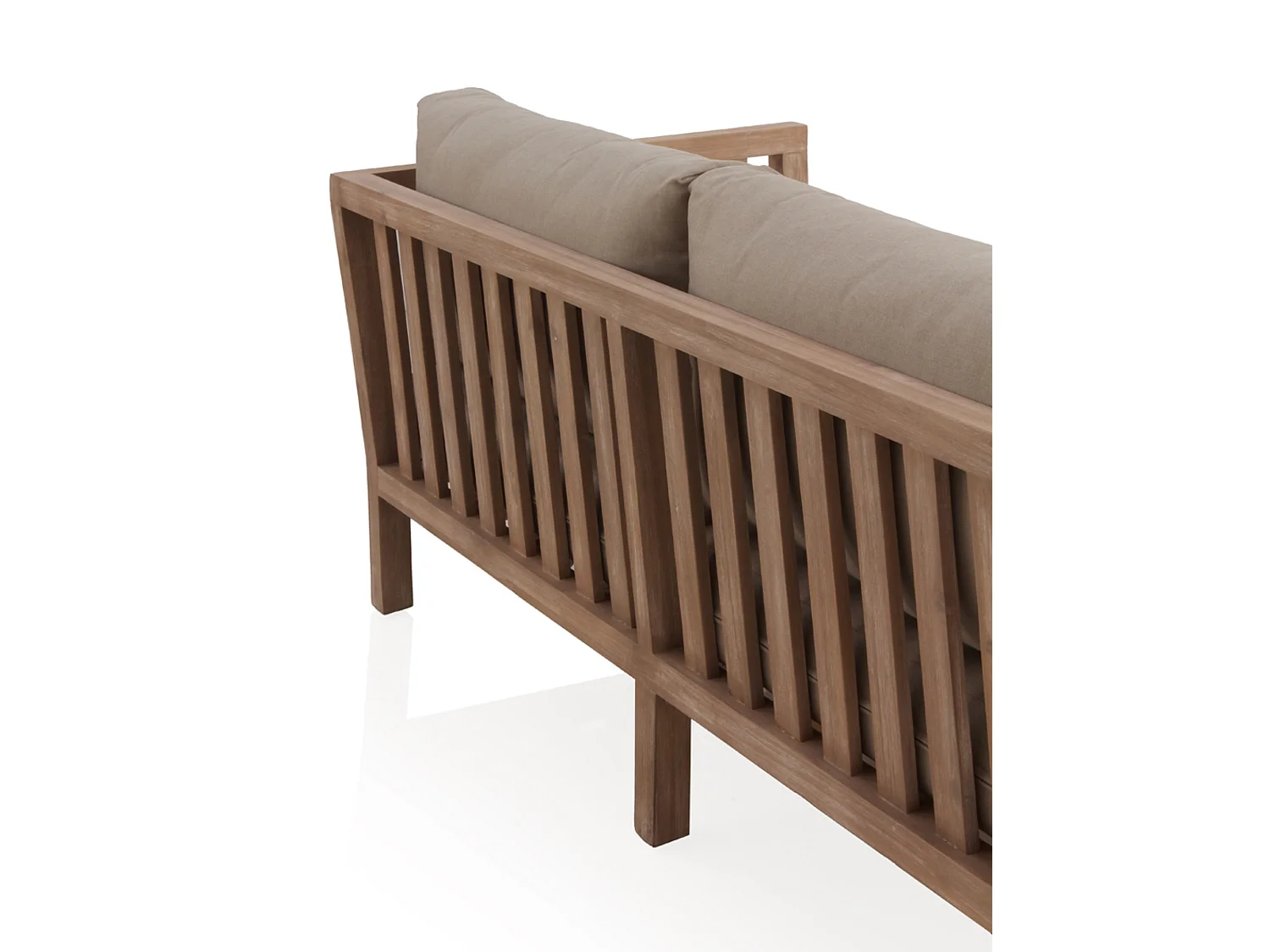 Sofá em acácia com almofadas em taupe