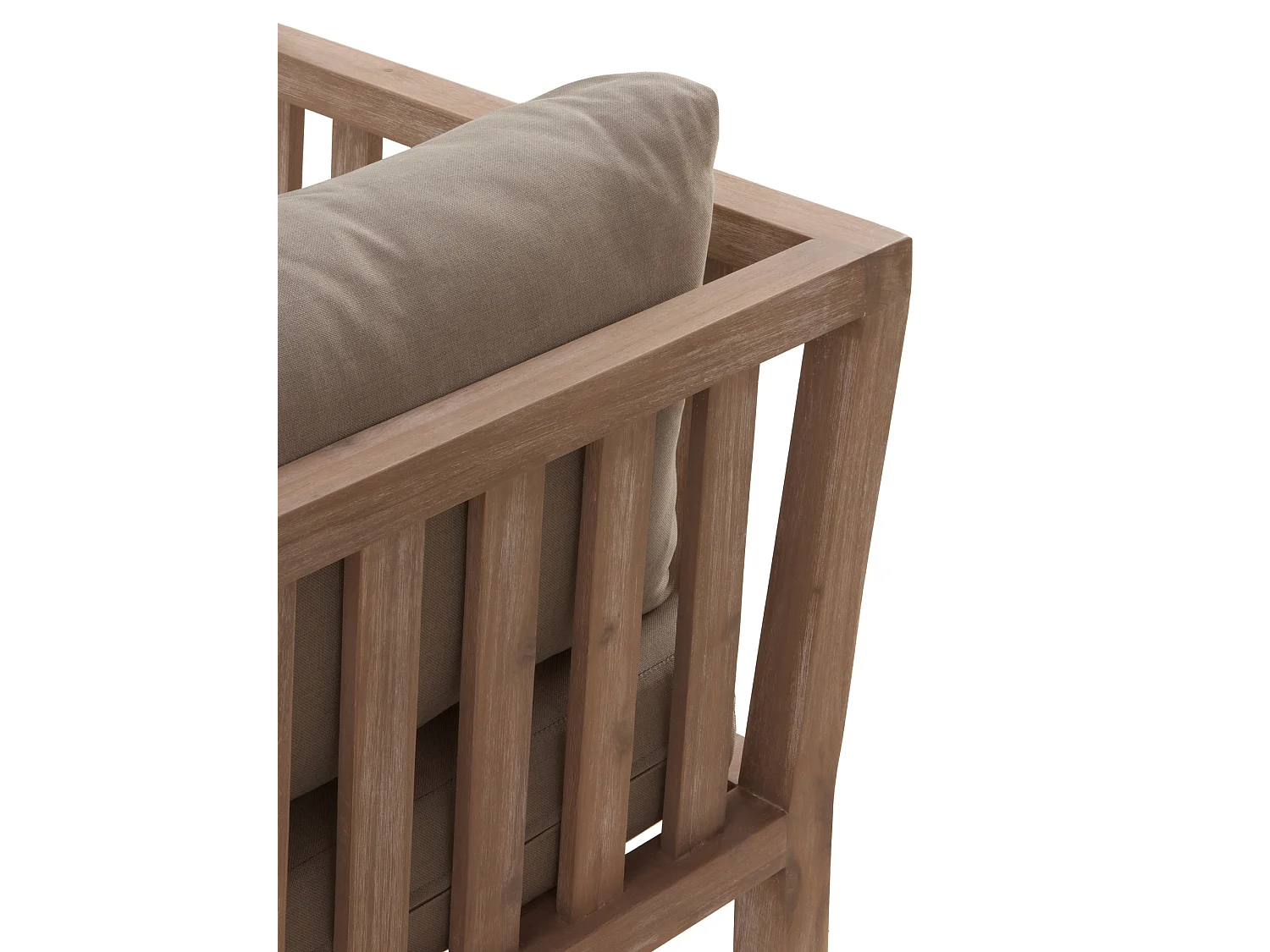 Sofá em acácia com almofadas em taupe