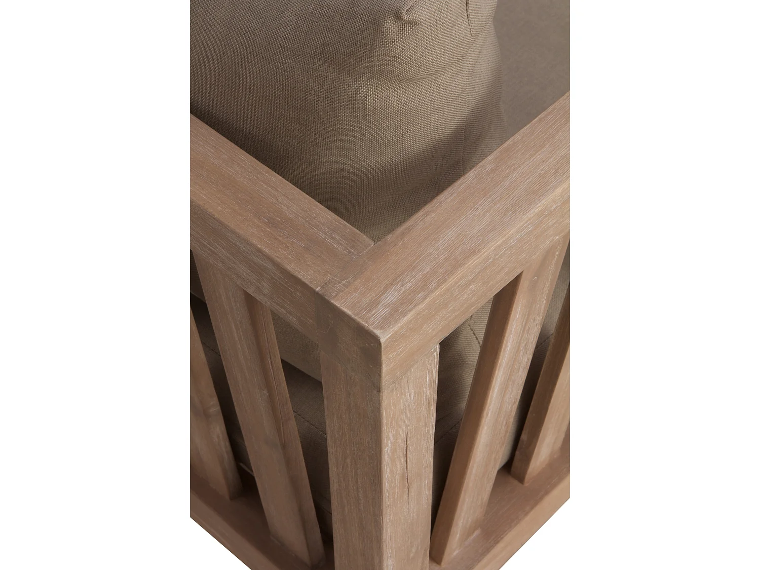 Akazienholzsofa mit taupefarbenen Kissen und taupefarbenen Kissen