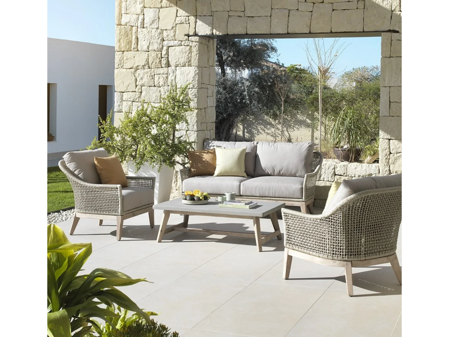 Tavolino in acacia con piano in cemento grigio chiaro 70x120 cm