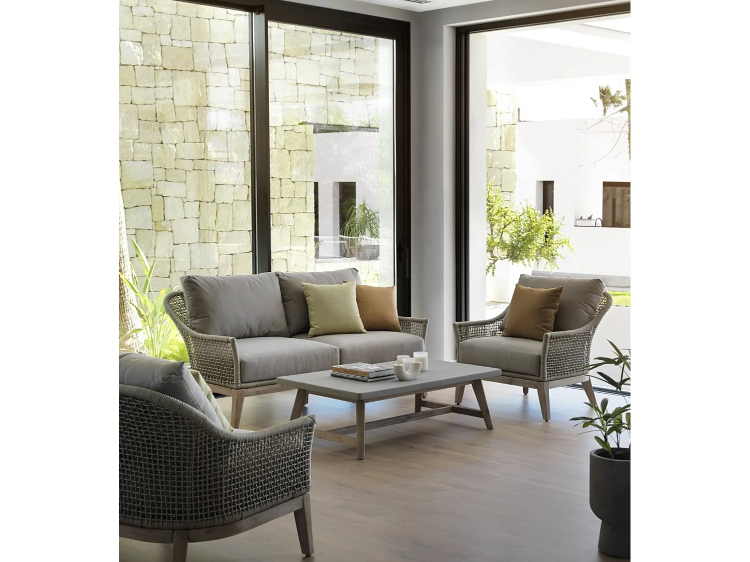 Tavolino in acacia con piano in cemento grigio chiaro 70x120 cm