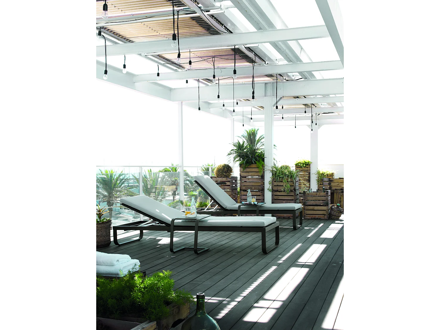 Mesa auxiliar chaise longue marrón