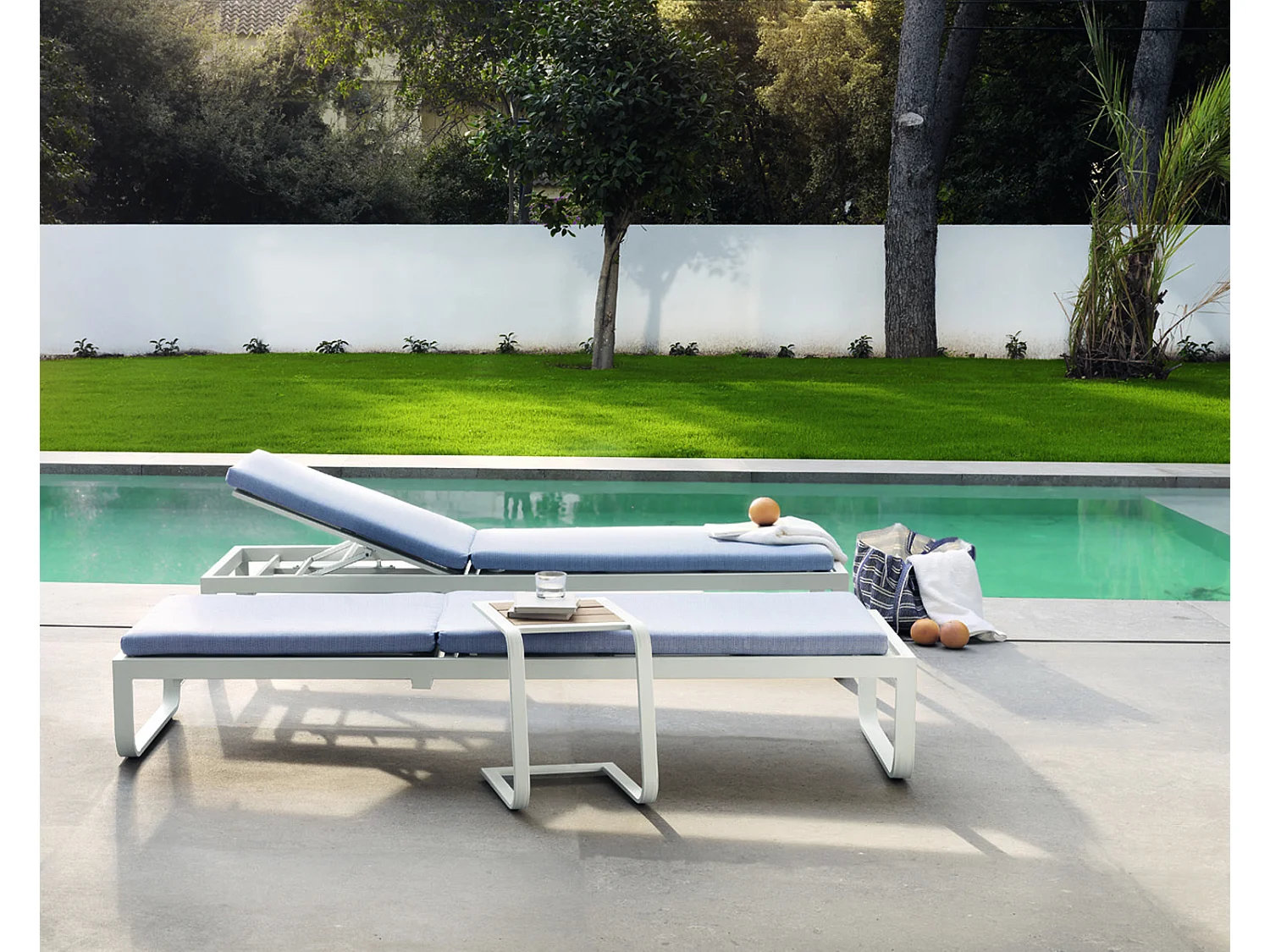 Table d'appoint chaise longue en aluminium blanc