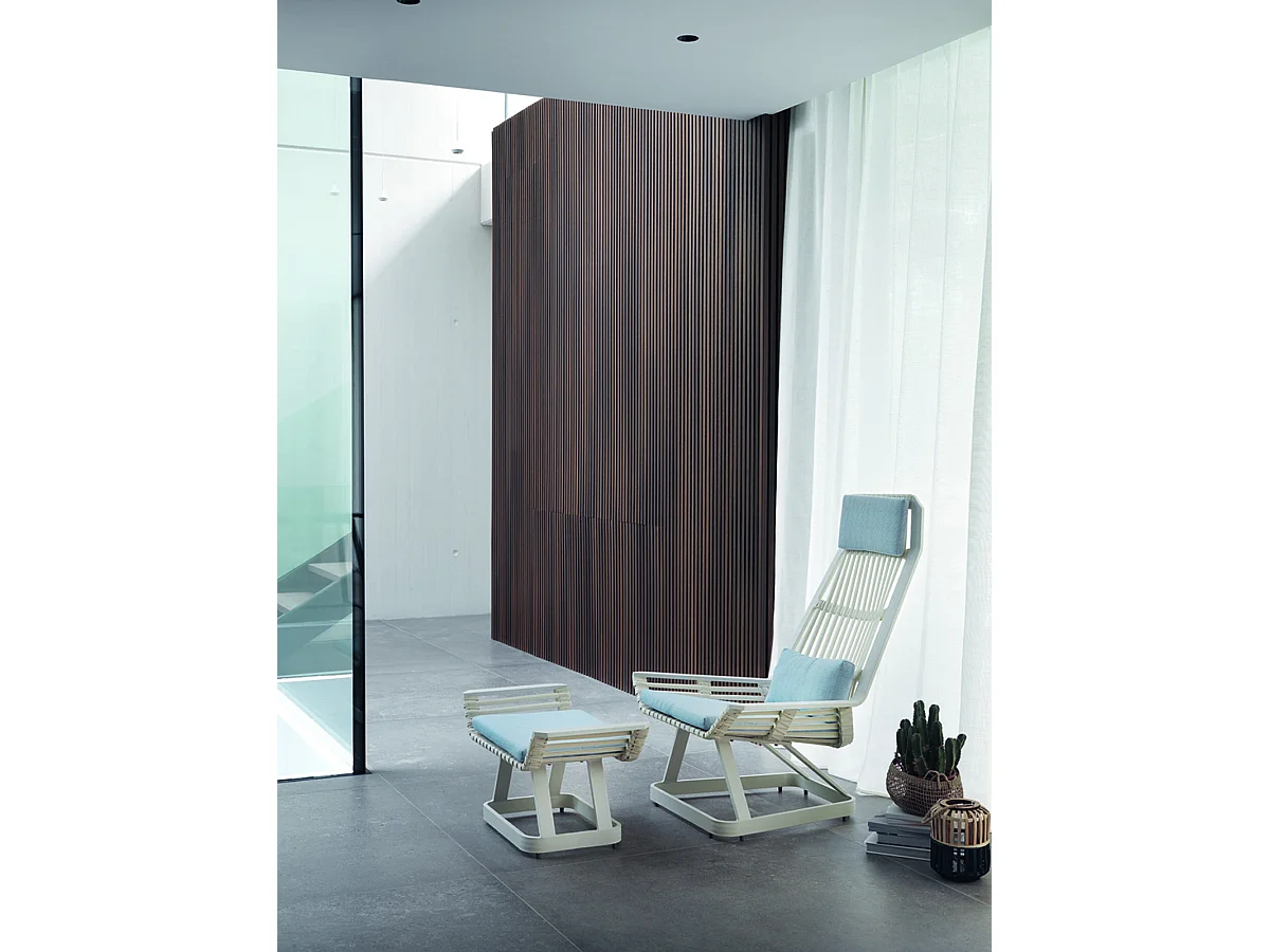 Repose-pieds en aluminium blanc avec coussin bleu