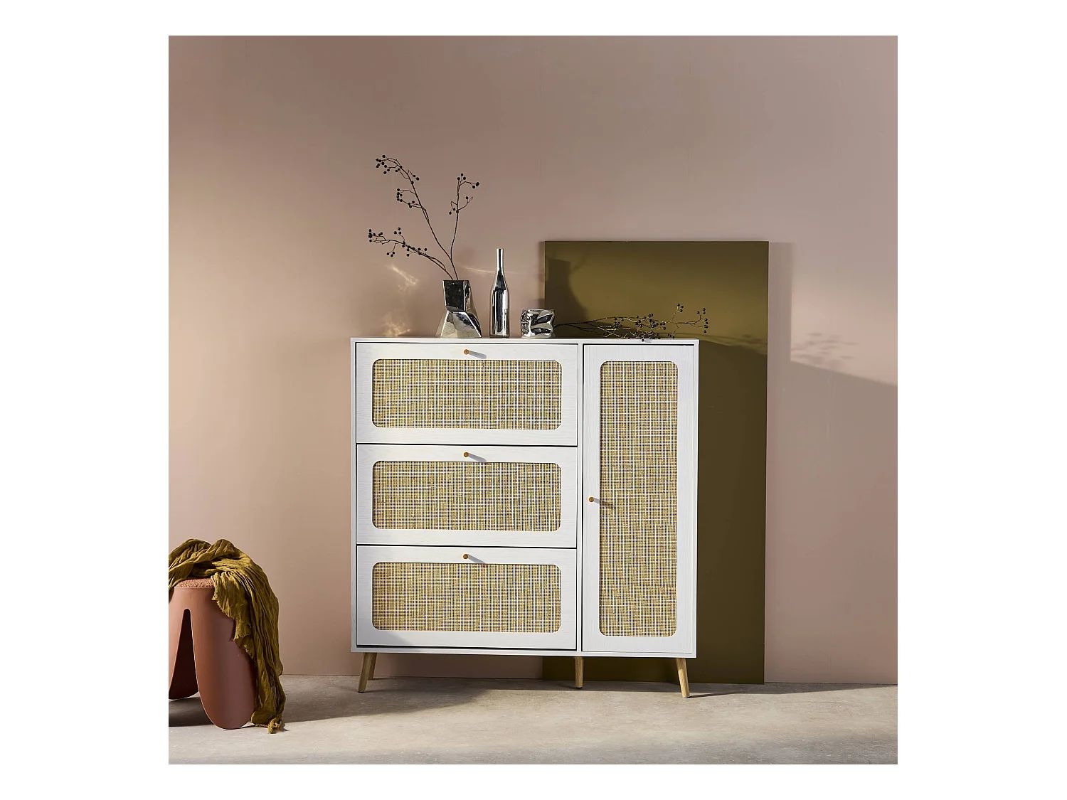 Meuble à chaussure cannage Bohème blanc. 3 tiroirs. 1 porte. 21 paires. 120 x 24 x 125 cm