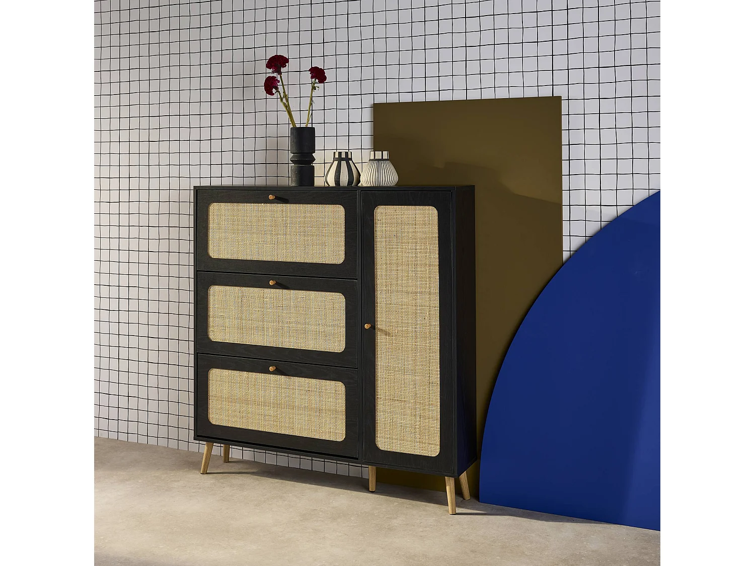 Meuble à chaussure cannage Bohème noir. 3 abattants. 1 porte. 21 paires. 120 x 24 x 125 cm