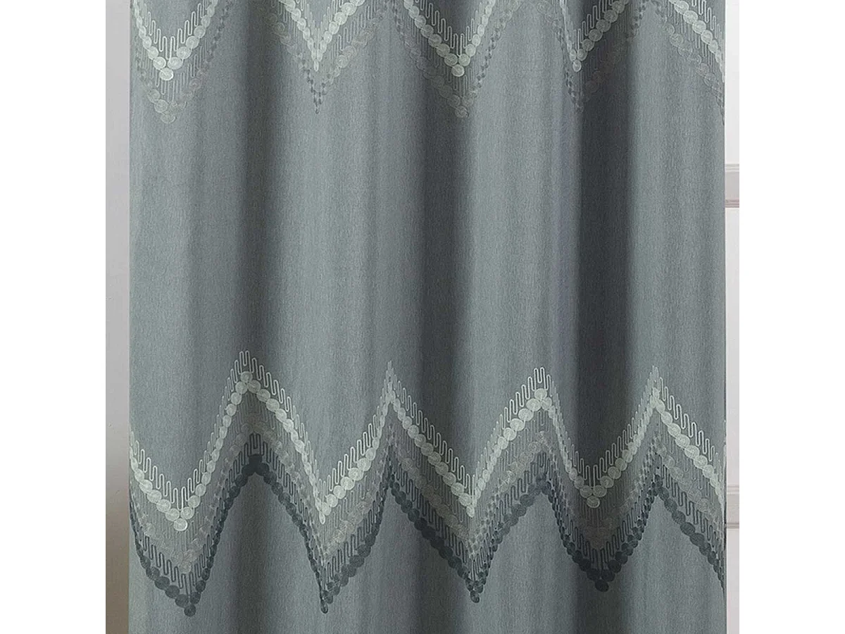 Cortina oscureciente con cheurones ribeteados 140 x 260 cm