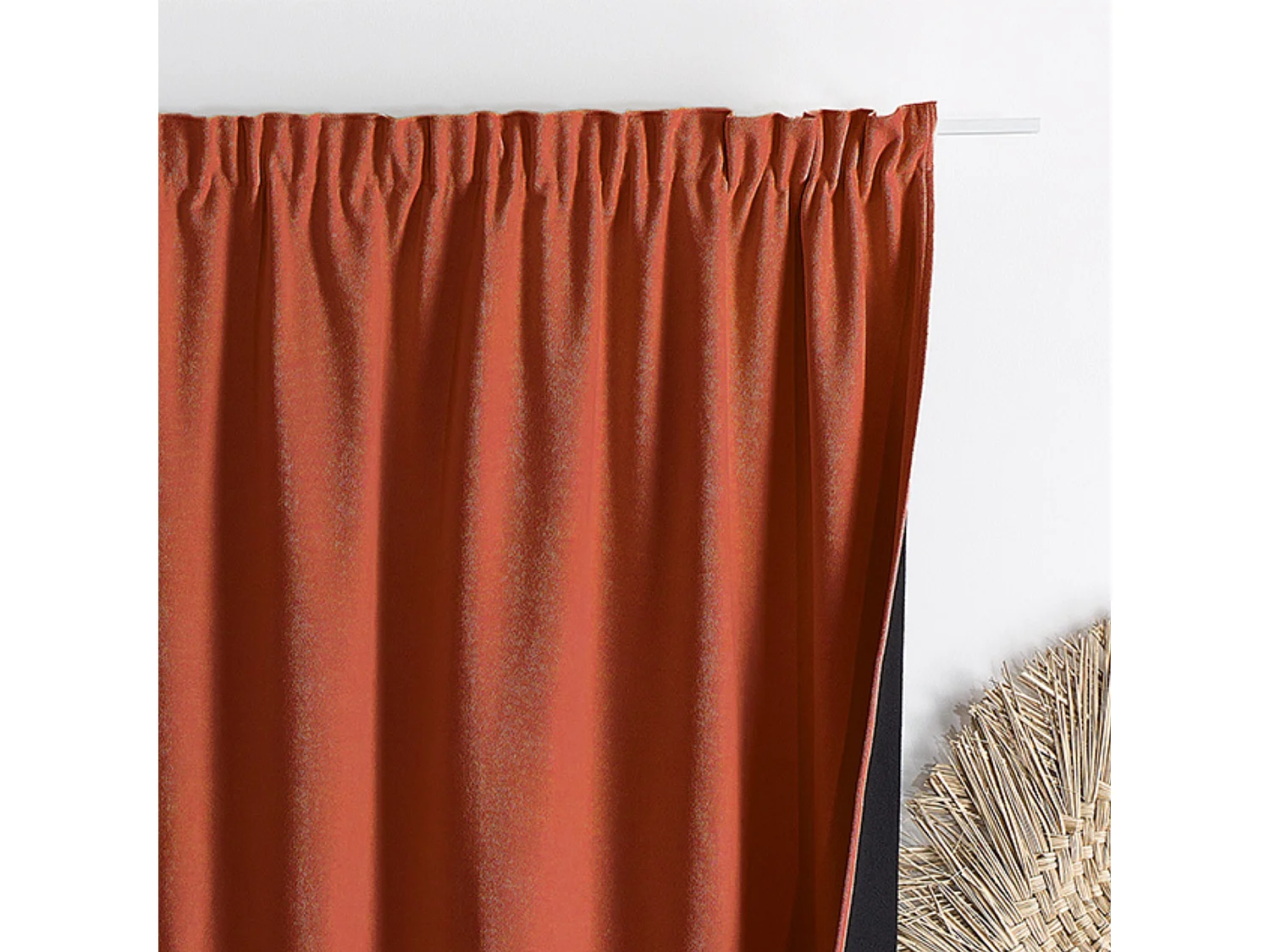 Cortina con pliegues fruncidos semiopaca, con propiedades fónicas y térmicas KONFOR