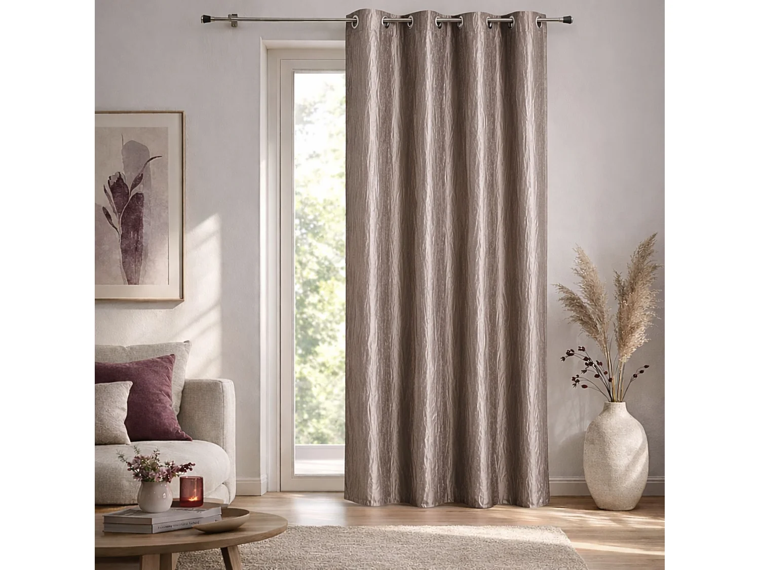 Seidentaftvorhang zerknittert