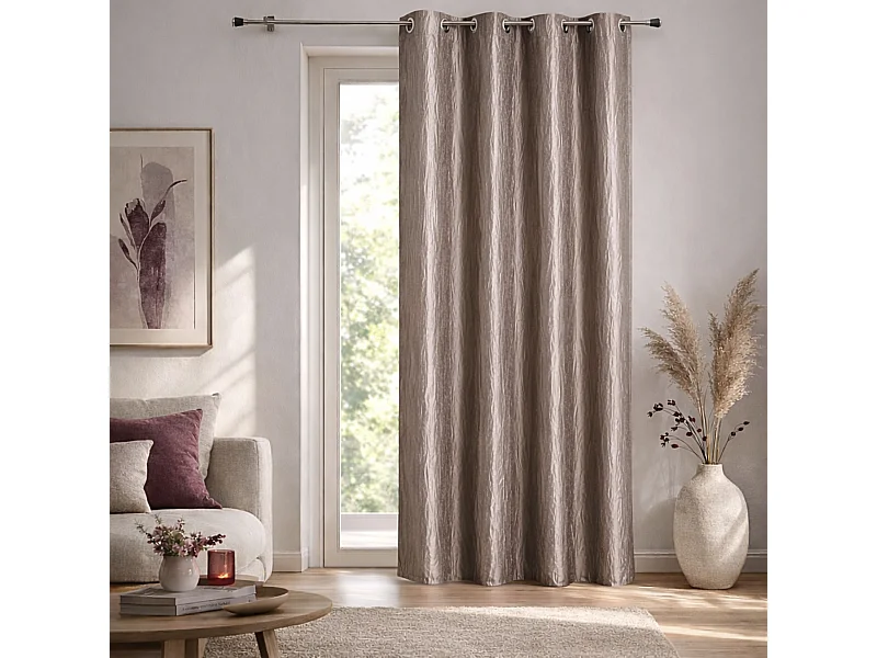 Seidentaftvorhang zerknittert