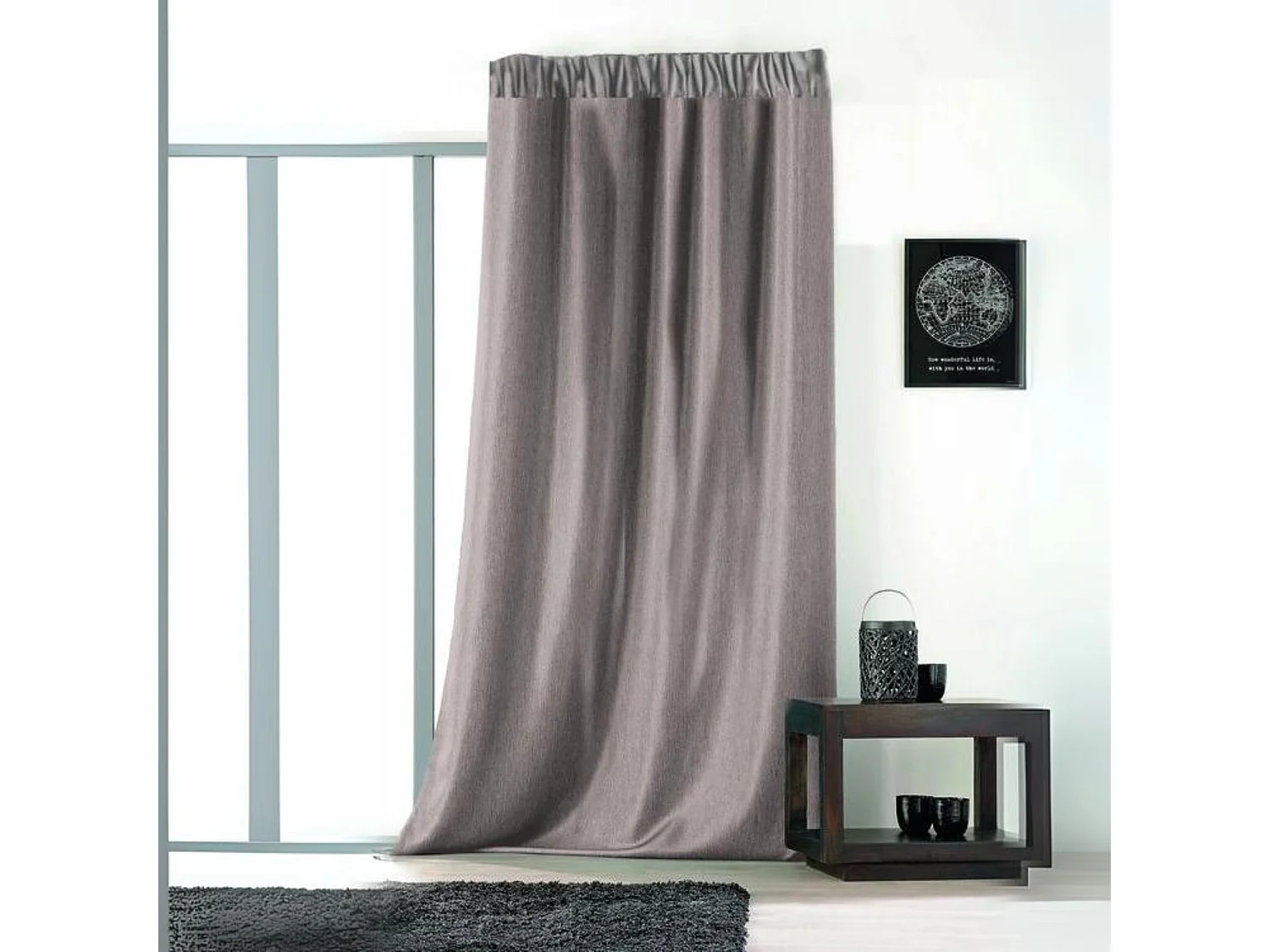 Cortina lisa con galón fruncido