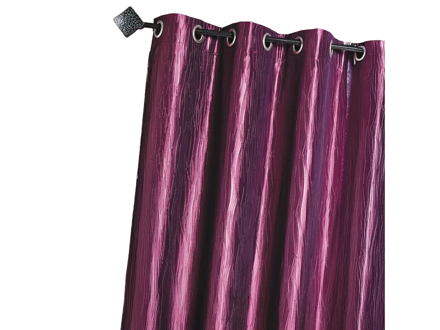 Seidentaftvorhang zerknittert