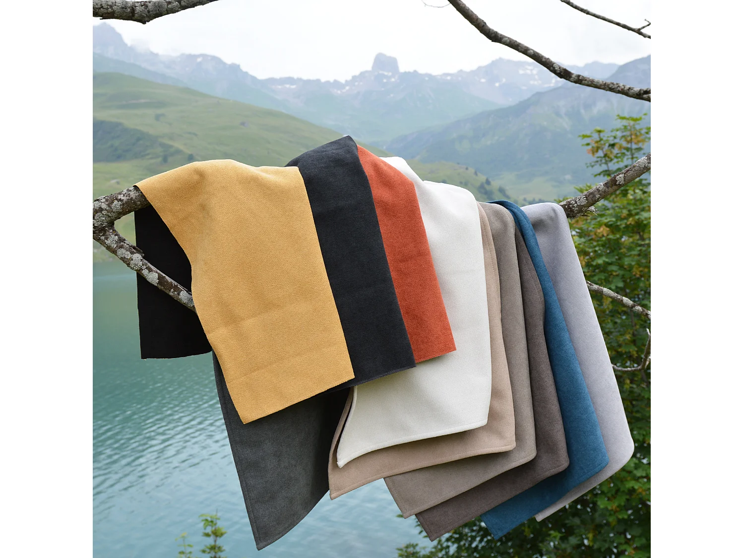 Cortina con pliegues fruncidos semiopaca, con propiedades fónicas y térmicas KONFOR