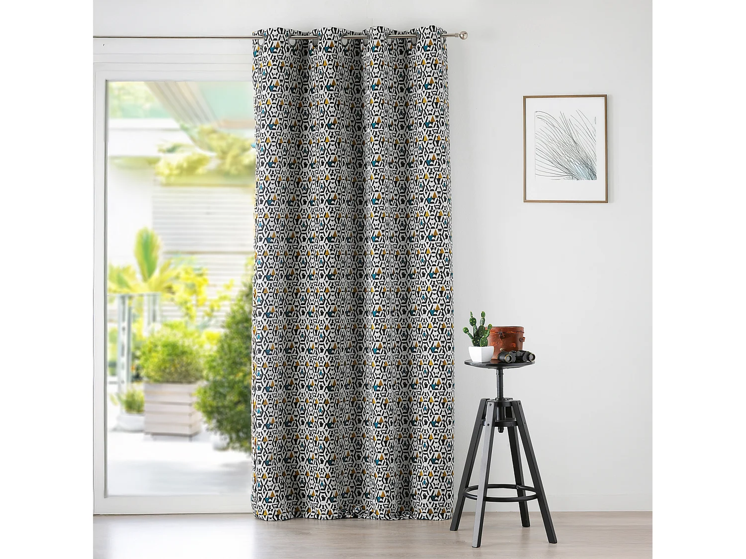 Cortina estampada motivos geométricos sobre fondo blanco 135 x 260 cm