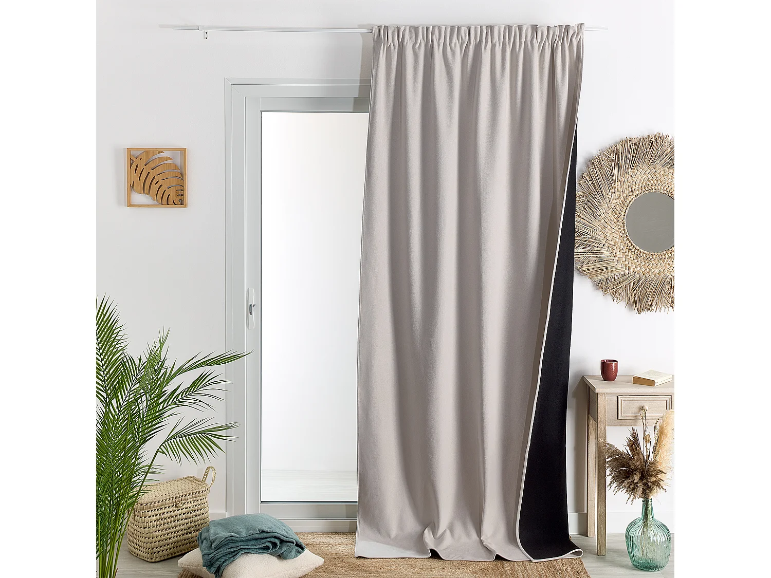 Cortina con pliegues fruncidos semiopaca, con propiedades fónicas y térmicas KONFOR