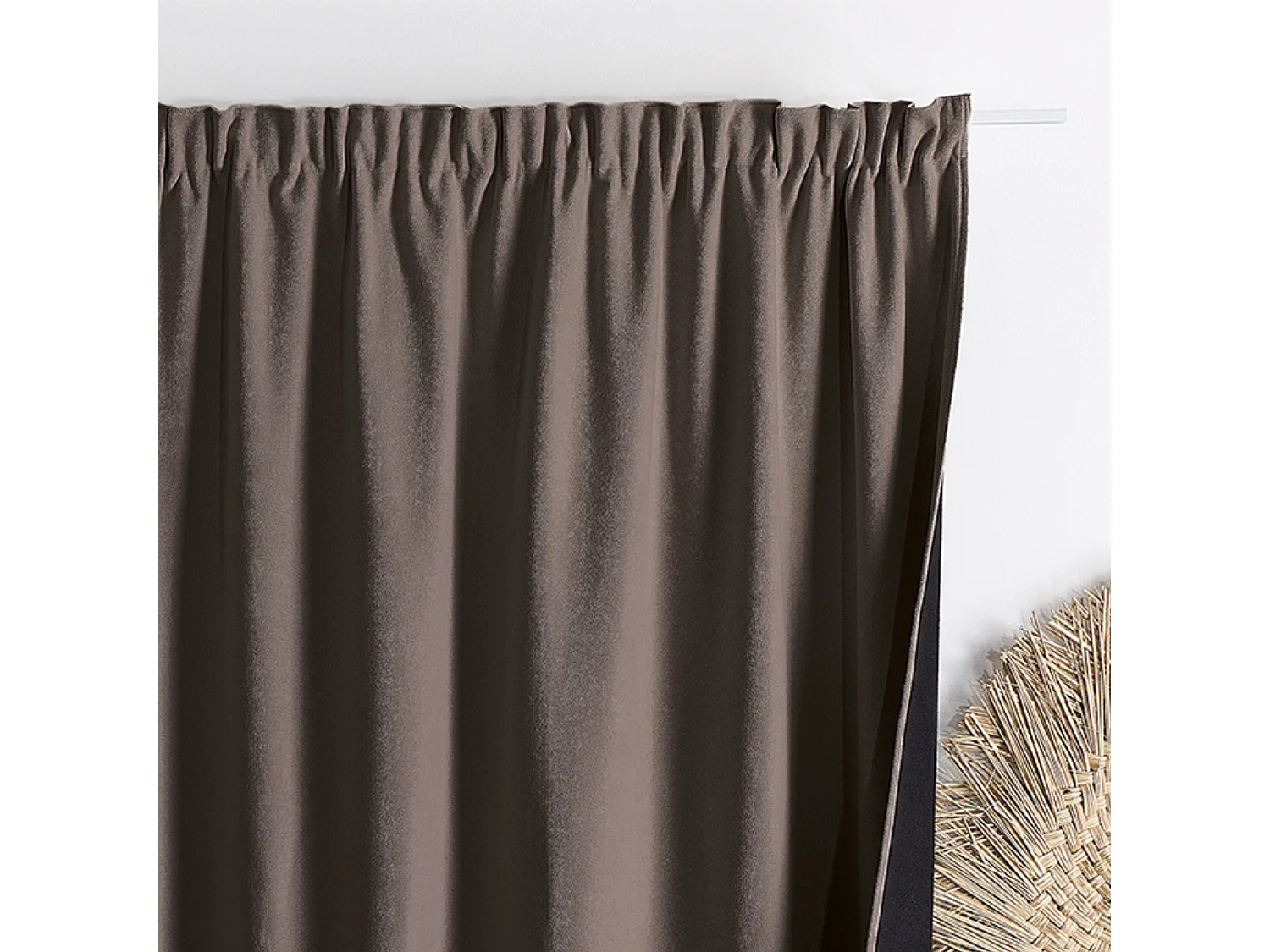 Cortina con pliegues fruncidos semiopaca, con propiedades fónicas y térmicas KONFOR