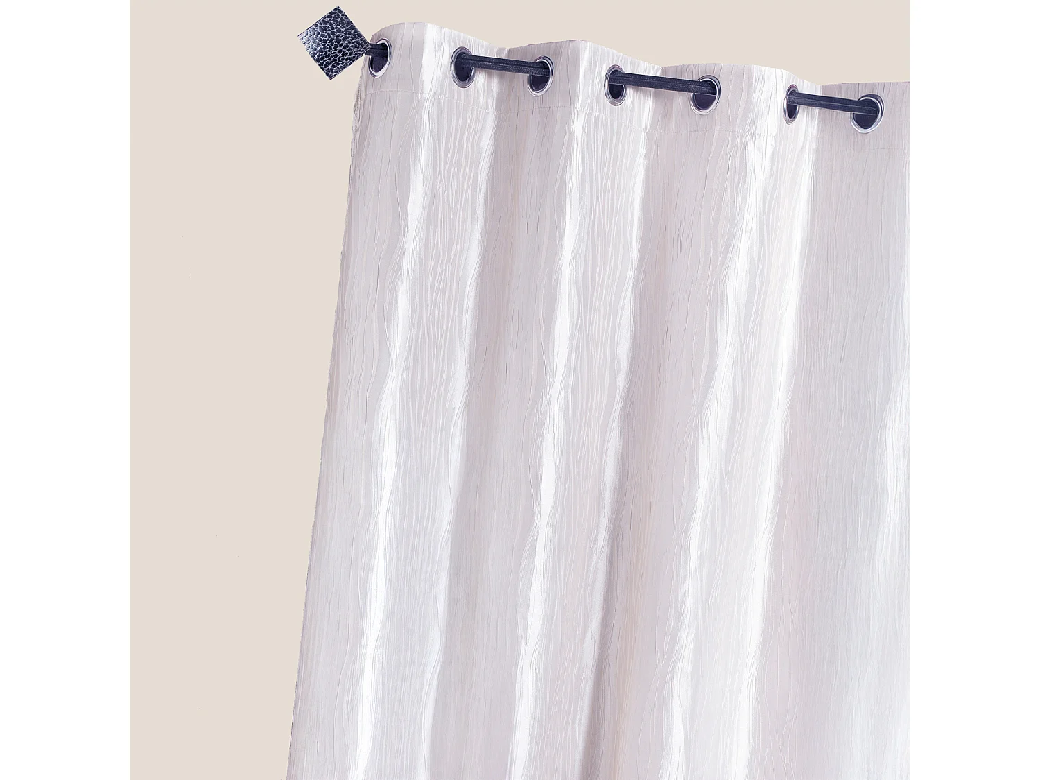 Seidentaftvorhang zerknittert