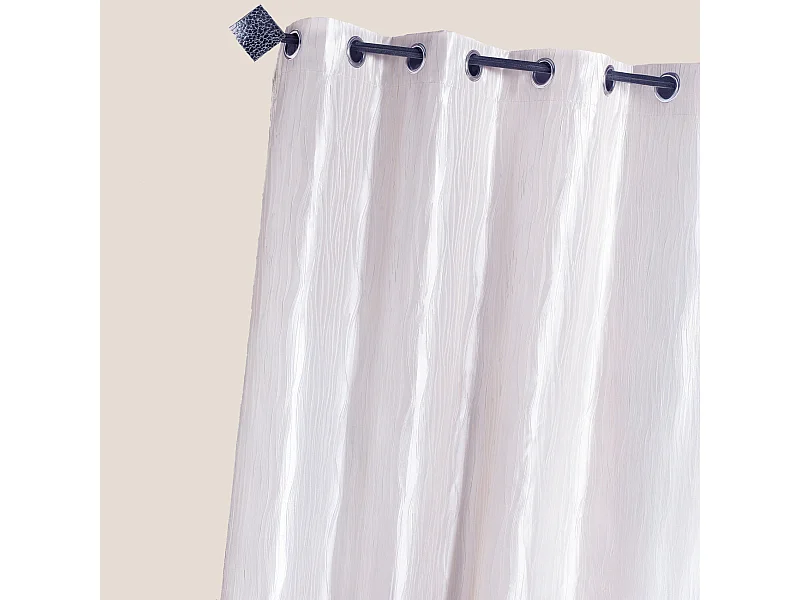 Seidentaftvorhang zerknittert