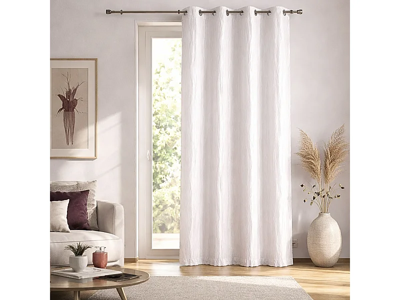 Seidentaftvorhang zerknittert